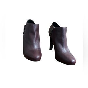 Nine West women ankle boots color burgundy size 10/12 slightly used